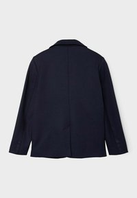 Blazer marine avec un col cranté et des manches longues, présentant une coupe droite, des accents de boutons et une texture de tissu lisse. Vue arrière.