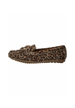 Bruine suède loafer met een zwart luipaardprintpatroon en een decoratieve band met gesp bovenop, met een getextureerde rubberen zool.
