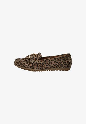 Bruine suède loafer met een zwart luipaardprintpatroon en een decoratieve band met gesp bovenop, met een getextureerde rubberen zool.