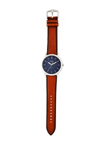 Reloj plateado redondo con una cara azul, manecillas plateadas y una correa de cuero marrón con costuras color crema y muescas recortadas.