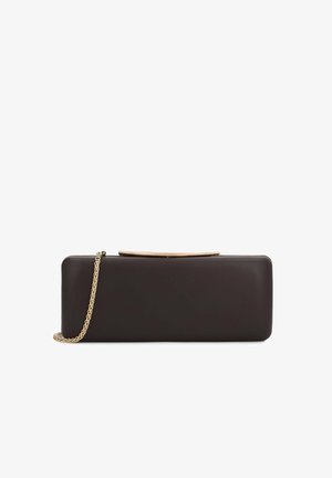 Prostokątny ciemnobrązowy skórzany kopertówka z cienką, złotą metalową rączką i długim złotym łańcuszkiem na białym tle.