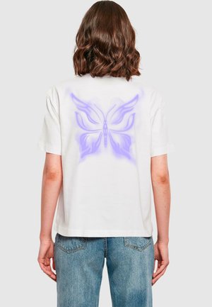 T-shirt en coton blanc à manches courtes, arborant un grand motif de papillon lavande au dos, sur un fond uni.