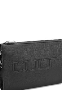 Pochette in pelle nera con superficie testurizzata, caratterizzata da un logo "CULT" in rilievo sul fronte e chiusura con zip sulla parte superiore.