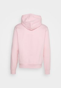 Světle růžová mikina s kapucí zobrazená zezadu s dlouhými rukávy a žebrovanými manžetami a lemem.