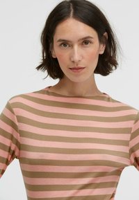 Striped long-sleeve top in soft cotton. Alternating light pink and taupe stripes. Fitted design with a round neckline and smooth texture.