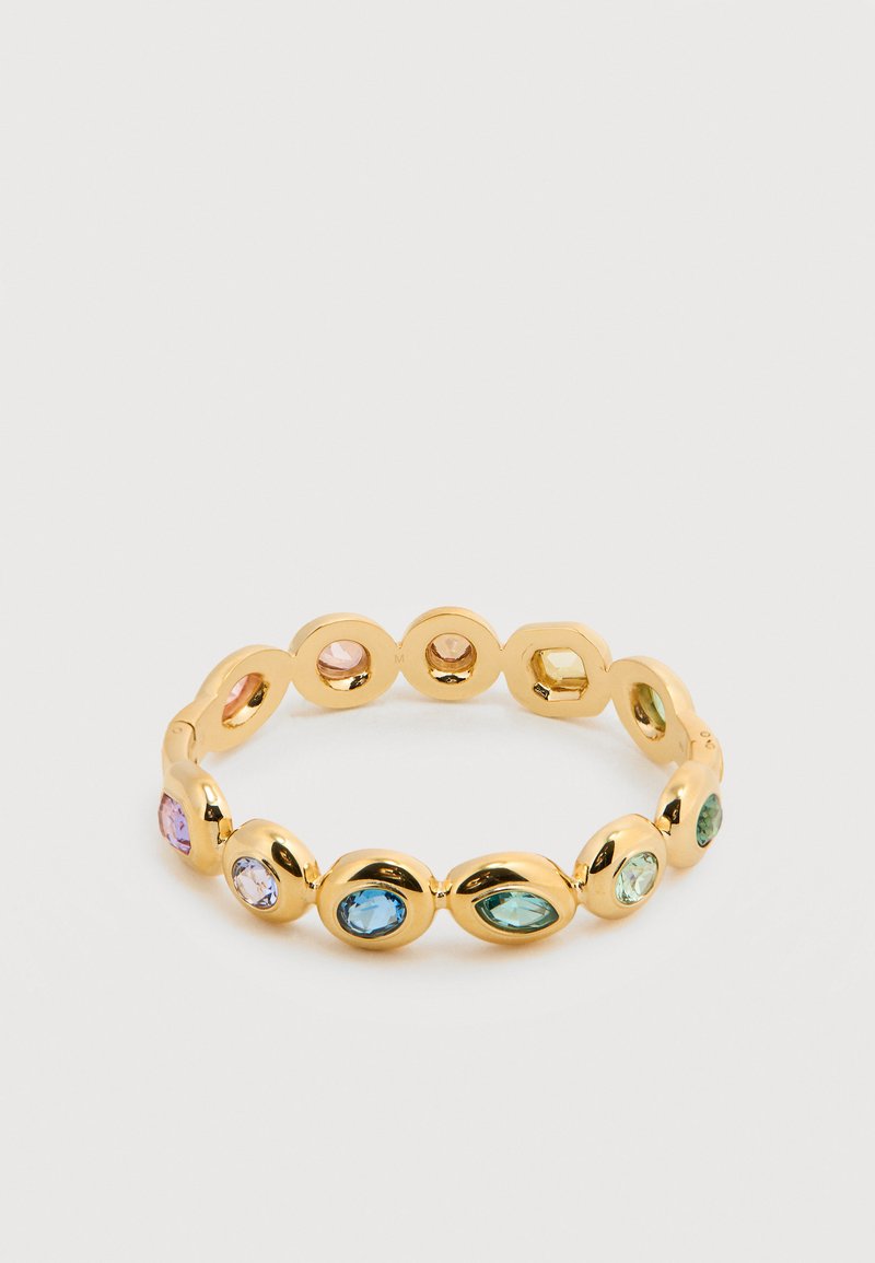 Bracelet en or avec des pierres précieuses multicolores alternant ovales et en forme de goutte, formant une bande continue sur un fond blanc.