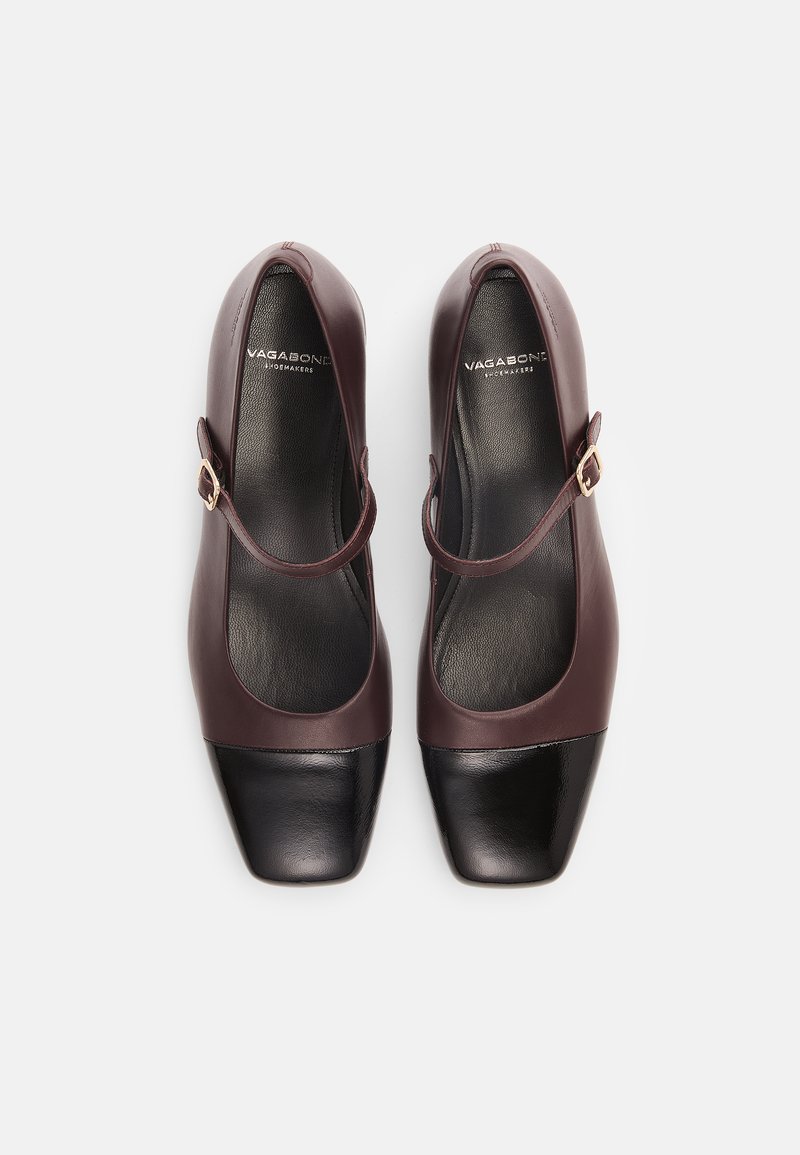Burgundy och svarta fyrkantiga Mary Jane-skor med spänne; slät läderfinish; kontrasterande tås design och vadderad inredning.