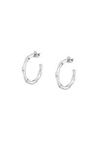 Orecchini a cerchio in argento con un design simile al bambù, caratterizzati da una superficie liscia e lucida e una chiusura a perno sicura.