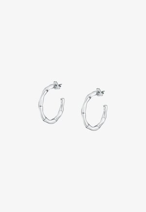 Orecchini a cerchio in argento con un design simile al bambù, caratterizzati da una superficie liscia e lucida e una chiusura a perno sicura.
