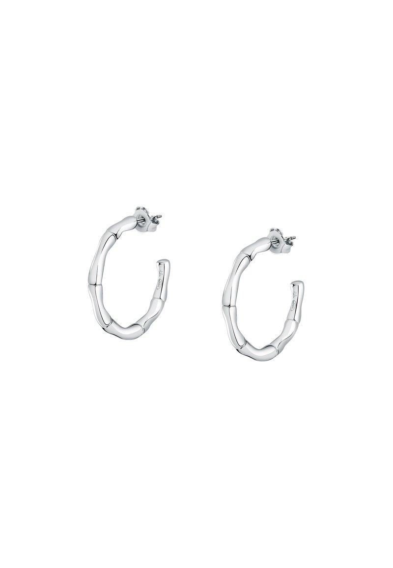 Orecchini a cerchio in argento con un design simile al bambù, caratterizzati da una superficie liscia e lucida e una chiusura a perno sicura.