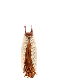 Woven béžová taška s hnedým koženým popruhom a kovovými prvkami, pričom na spodnej časti sú dlhé hnedé strapce.
