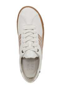 Sneaker in pelle bianca con dettagli beige, punta rotonda, suola piatta in gomma marrone chiaro e lacci bianchi. Presenta un rivestimento interno testurizzato e un dettaglio del logo.