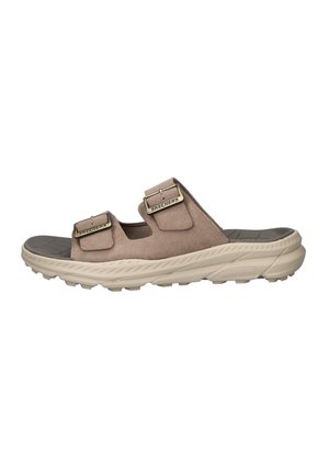 Beige Skechers Slide-Sandalette mit zwei verstellbaren Schnallenriemen und einer strukturierten, gepolsterten Sohle für Komfort und Halt.