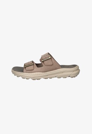 Beige Skechers Slide-Sandalette mit zwei verstellbaren Schnallenriemen und einer strukturierten, gepolsterten Sohle für Komfort und Halt.