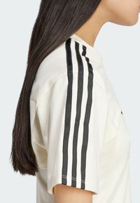 adidas Originals CUT-OUT TEE - Camiseta estampada - cream white   black