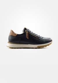 Černé kožené tenisky s hnědým koženým akcentem, bílými tkaničkami a bočním zipem. Obsahují texturovanou podrážku pro lepší grip.