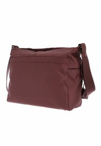 Sac en bandoulière bordeaux avec une sangle réglable, de forme rectangulaire et un motif texturé subtil, présenté sur un fond blanc.