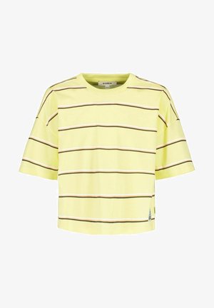 Kortærmet gul T-shirt med vandrette lysebrune og hvide striber samt rund halsudskæring.