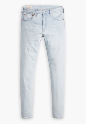 Jean slim bleu clair en denim avec design cinq poches, fermeture par bouton et passants de ceinture sur fond blanc.