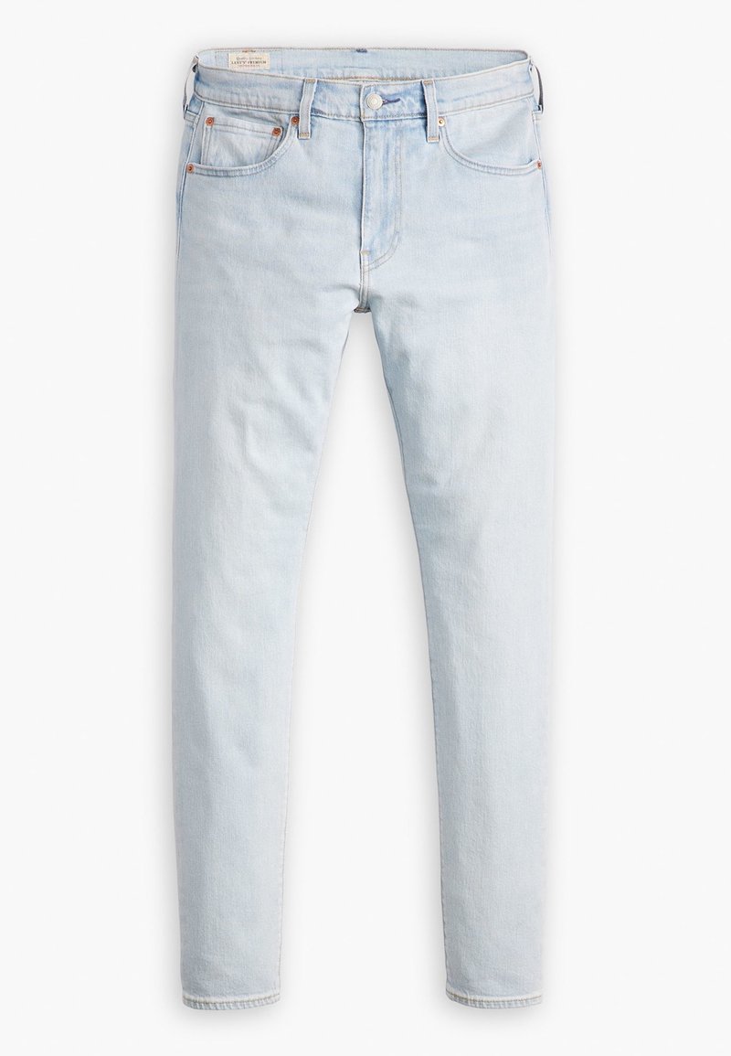 Jean slim bleu clair en denim avec design cinq poches, fermeture par bouton et passants de ceinture sur fond blanc.