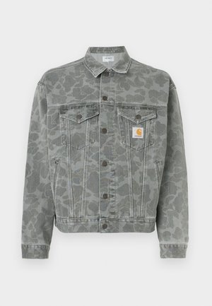 Graue Denimjacke mit subtilm Tarnmuster, featuring einem Kragen, Knopfleiste vorne und Brusttaschen. Logo-Patch auf der linken Seite.