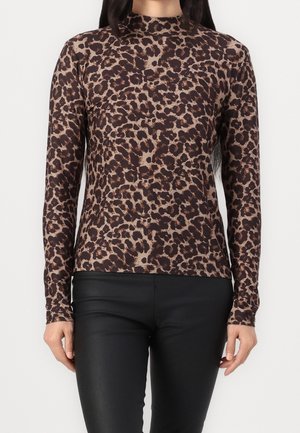 Langarmoberteil mit Leopardenmuster in Braun- und Beigetönen, aus weichem Stoff mit hohem Hals und taillierter Silhouette.