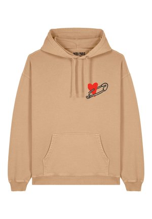 Felpa beige realizzata in morbido tessuto, dotata di una grande tasca frontale, cappuccio con cordino e una grafica di un cuore rosso con una spilletta sul petto.