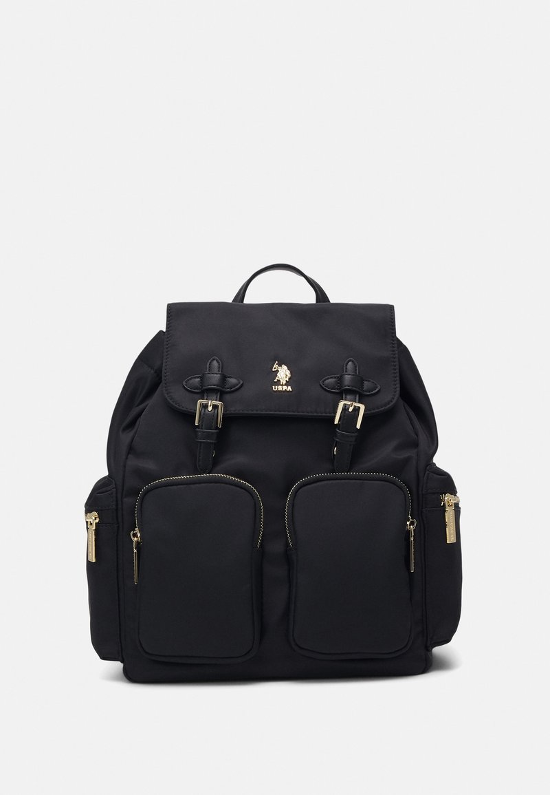 Sac à dos noir avec deux poches frontales zippées, rabat à boucle, poches latérales zippées et un petit logo doré USPA sur le rabat.