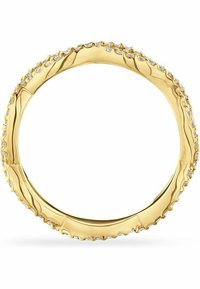 Bague en or avec une surface texturée et un bord festonné, ornée de petites pierres transparentes serties sur un côté. Finition intérieure lisse.