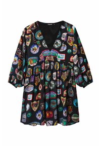 Svart blus med v-ringning, trekvartslånga ärmar och samlad midja, prydd med olika färgglada badge-designs.