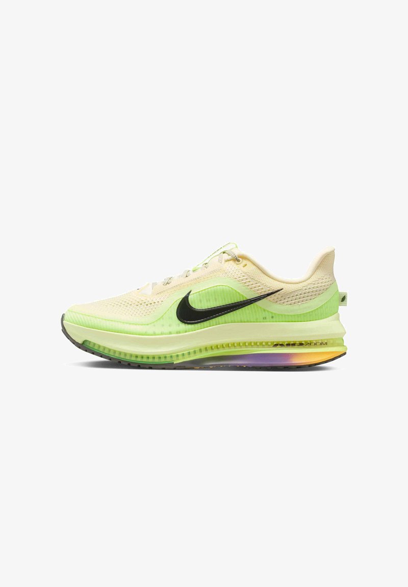 Lichtgele en groene Nike hardloopschoen met zwarte swoosh, mesh bovenwerk en zichtbare Air Zoom zool met verloopkleuren op witte achtergrond.
