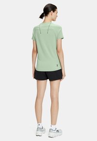 On ESSENTIAL - Urheilushortsit - black