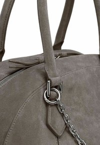 Borsa a mano in camoscio grigio con due manici robusti, caratterizzata da un dettaglio in catena d'argento e chiusura con cerniera. Texture liscia e design arrotondato.