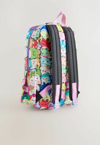 Bunt bemusterter Rucksack mit Cartoon-Charakteren, gepolstertem Rücken, verstellbaren grauen Trägern und einem rosa Tragegriff für einfaches Tragen.