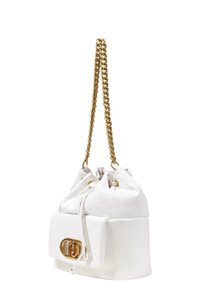 Borsa a secchiello bianca in pelle con base strutturata, tracolla in catena dorata, chiusura a coulisse e un accento con logo dorato sul fronte.
