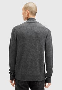 Dunkelgrauer Pullover mit hohem Kragen, gerippten Bündchen und Saum, der eine glatte, weiche Textur sowie eine taillierte Passform aufweist.