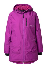 Veste d'hiver isolée violette avec capuche, fermeture éclair complète à l'avant, deux poches inférieures avec boutons, et une poche poitrine zippée avec logo de la marque.
