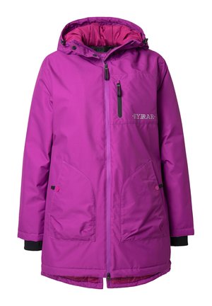 Chaqueta de invierno aislada de color púrpura con capucha, cremallera completa en la parte delantera, dos bolsillos inferiores con botones y un bolsillo en el pecho con cremallera y logo de la marca.