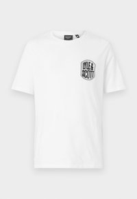 T-shirt branca de algodão com gola careca, apresenta um patch do logótipo preto da Lyle & Scott no lado esquerdo do peito. Mangas curtas, design básico.