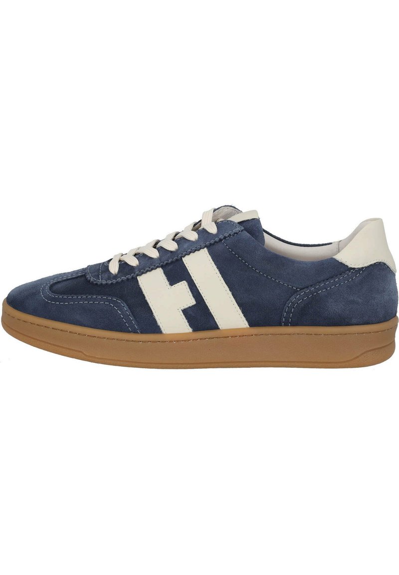 Marineblaues Wildleder-Sneaker mit cremefarbenen Akzenten und Schnürsenkeln, ausgestattet mit einem markanten weißen Logo und einer braunen Gummisohle.