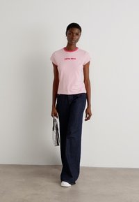 Calvin Klein Jeans RETRO LOGO GRAPHIC TEE - T-shirts med print - sweet pink