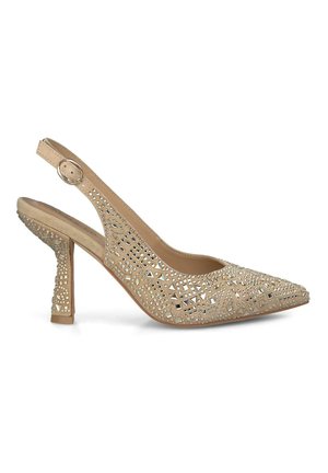 Tacón slingback beige con punta afilada, adornado con recortes geométricos y rhinestones. Presenta un tacón de altura media texturizado.