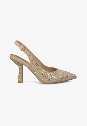Tacón slingback beige con punta afilada, adornado con recortes geométricos y rhinestones. Presenta un tacón de altura media texturizado.