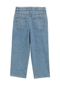 Culottes de denim azul claro con cintura alta, pernera ancha y dos bolsillos traseros. La tela tiene una textura suave con costuras visibles.