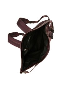 Un sac à dos marron foncé ouvert, montrant un intérieur spacieux en tissu noir avec une petite poche zippée et des bretelles rembourrées réglables.