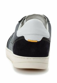 Schwarze Leder- und marineblaue Wildleder-Sneaker mit einer weißen Fersenpartie, featuring gelben Akzenten und gestickten Details auf einer weißen Sohle.