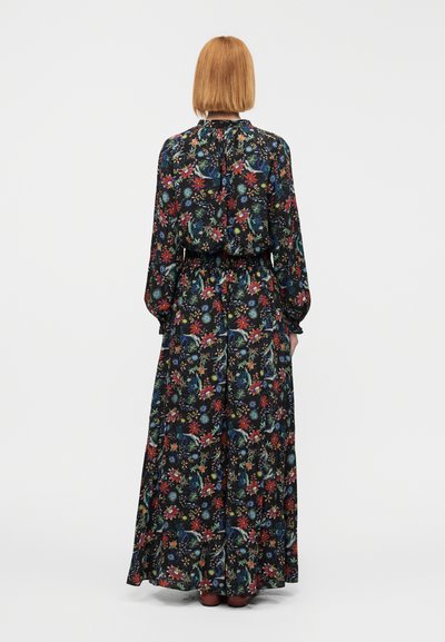 Μάξι φόρεμα με μαύρο ύφασμα διακοσμημένο με πολύχρωμα λουλουδάτα σχέδια. Μακριά μανίκια και ελαστική μέση για άνετη εφαρμογή.