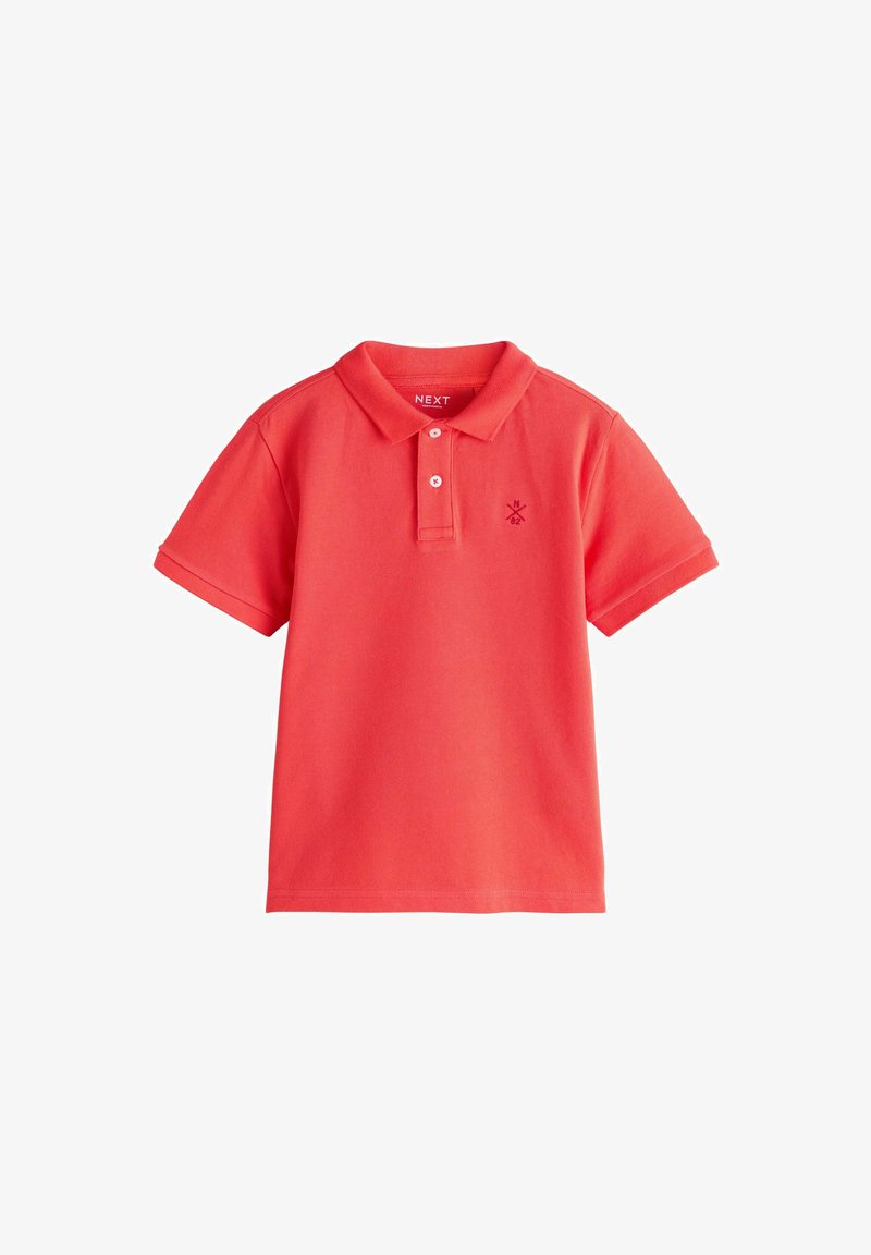 Polo rouge à manches courtes avec deux boutons blancs, un col et un petit logo brodé sur le côté gauche de la poitrine.