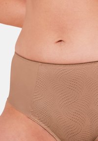 Beżowa bielizna z wysokim stanem, wykonana z gładkiego, elastycznego materiału, z teksturą falistą z jednej strony i gładkim wykończeniem z drugiej.