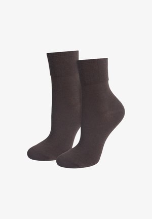 Brązowe bawełniane skarpetki ankle z żeberkowym mankietem i bezszwowym palcem, z gładką teksturą i dopasowanym krojem.